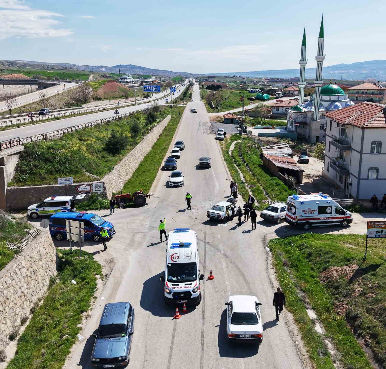 traktor ile otomobil kafa kafaya carpisti 5 yarali 6 LUTsLsZi