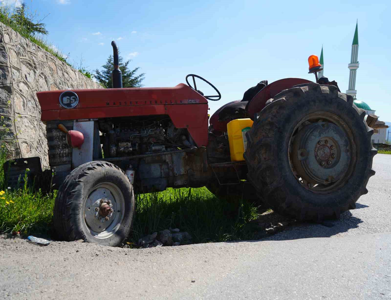 traktor ile otomobil kafa kafaya carpisti 5 yarali 7 IfDndaLg
