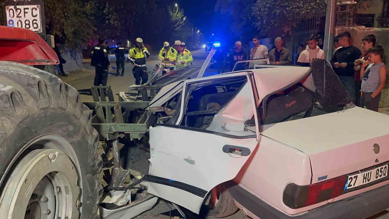 traktor pullugu carptigi otomobili adeta parcaladi 1 agir yarali 1 f5icF8Qu