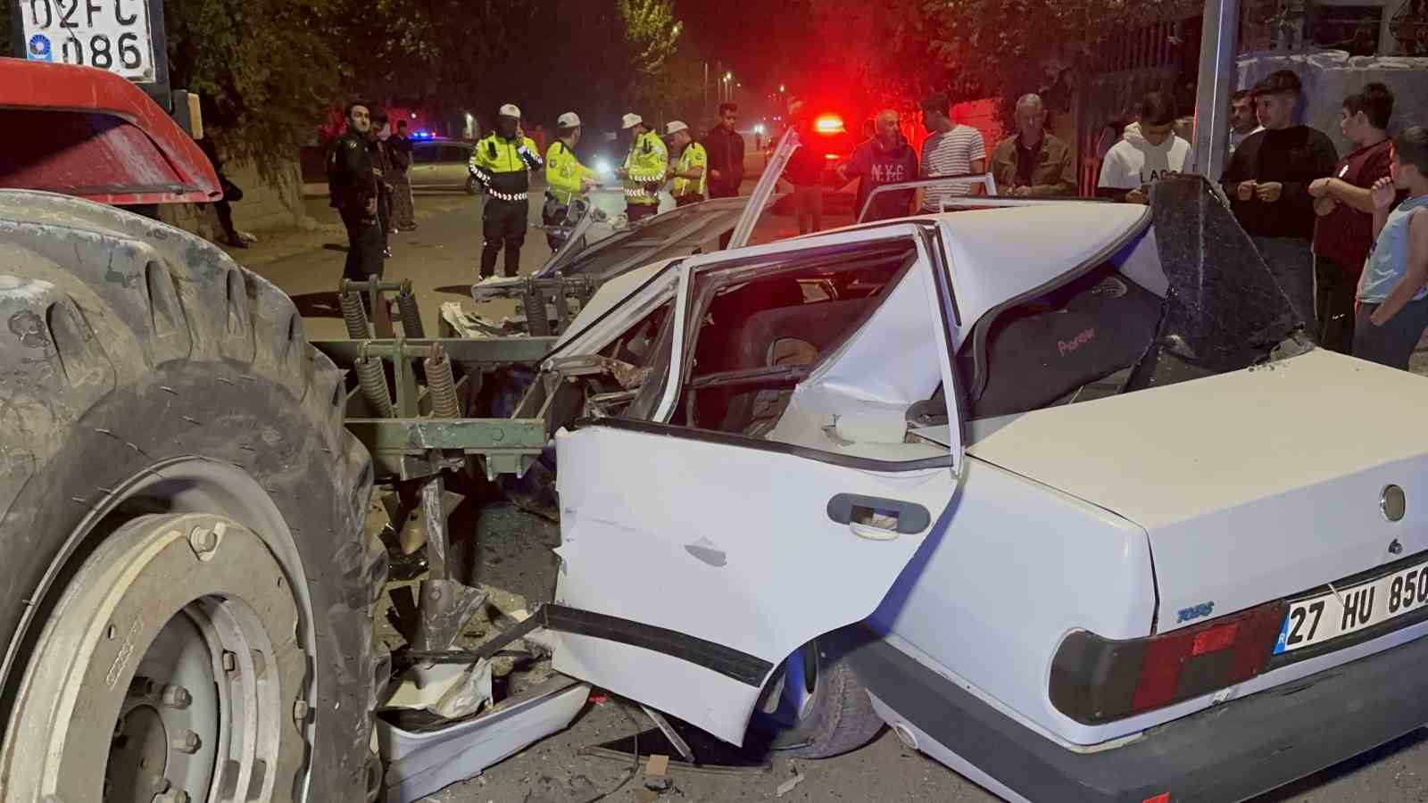traktor pullugu carptigi otomobili adeta parcaladi 1 agir yarali 2 wfM7sPMF