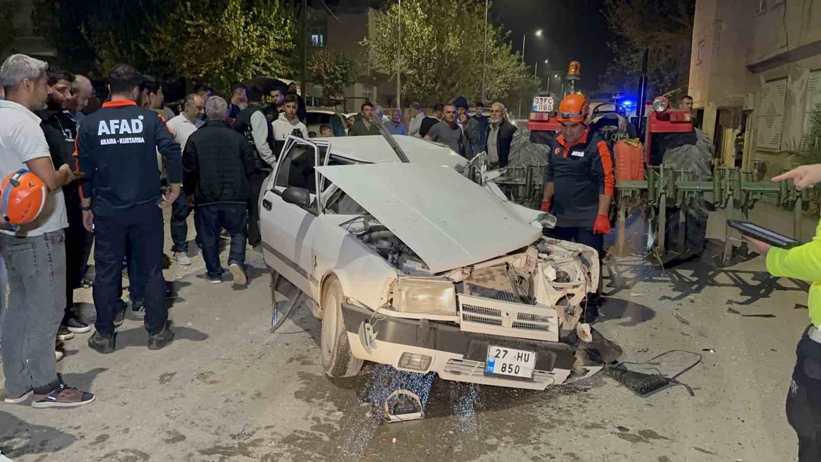 traktor pullugu carptigi otomobili adeta parcaladi 1 agir yarali 3 4QgsAbQ1