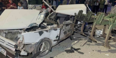 traktor-pullugu-carptigi-otomobili-adeta-parcaladi-1-agir-yarali-cJ2iUa3M.jpg