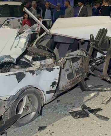 traktor-pullugu-carptigi-otomobili-adeta-parcaladi-1-agir-yarali-cJ2iUa3M.jpg