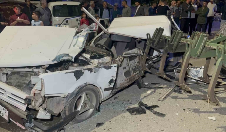 traktor-pullugu-carptigi-otomobili-adeta-parcaladi-1-agir-yarali-cJ2iUa3M.jpg