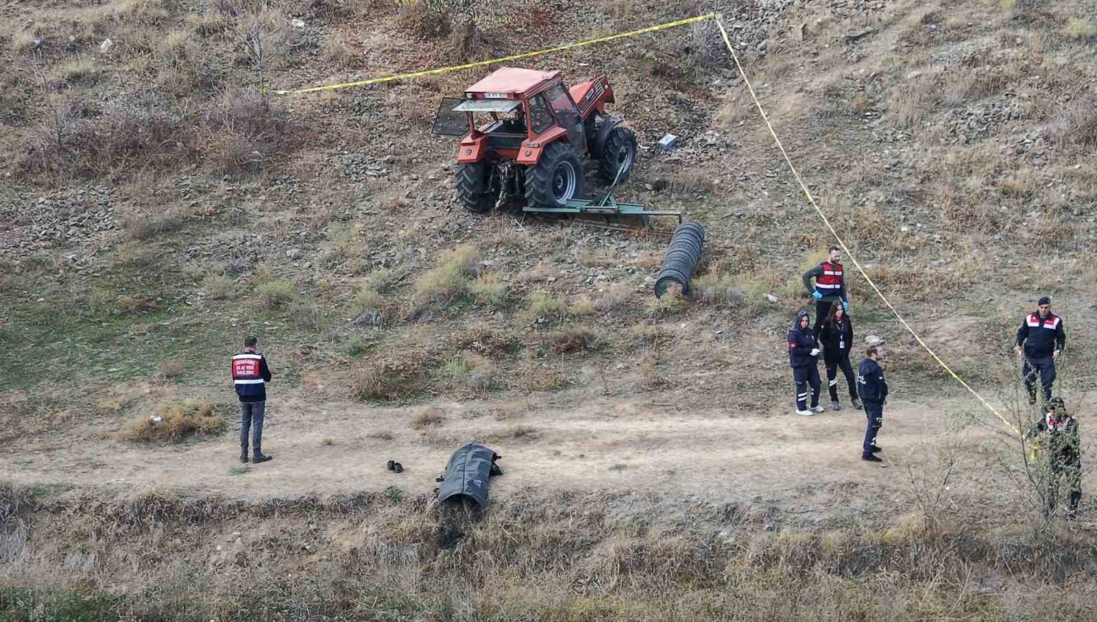 traktor ucuruma devrildi 1 olu 3 MiWPaZQO
