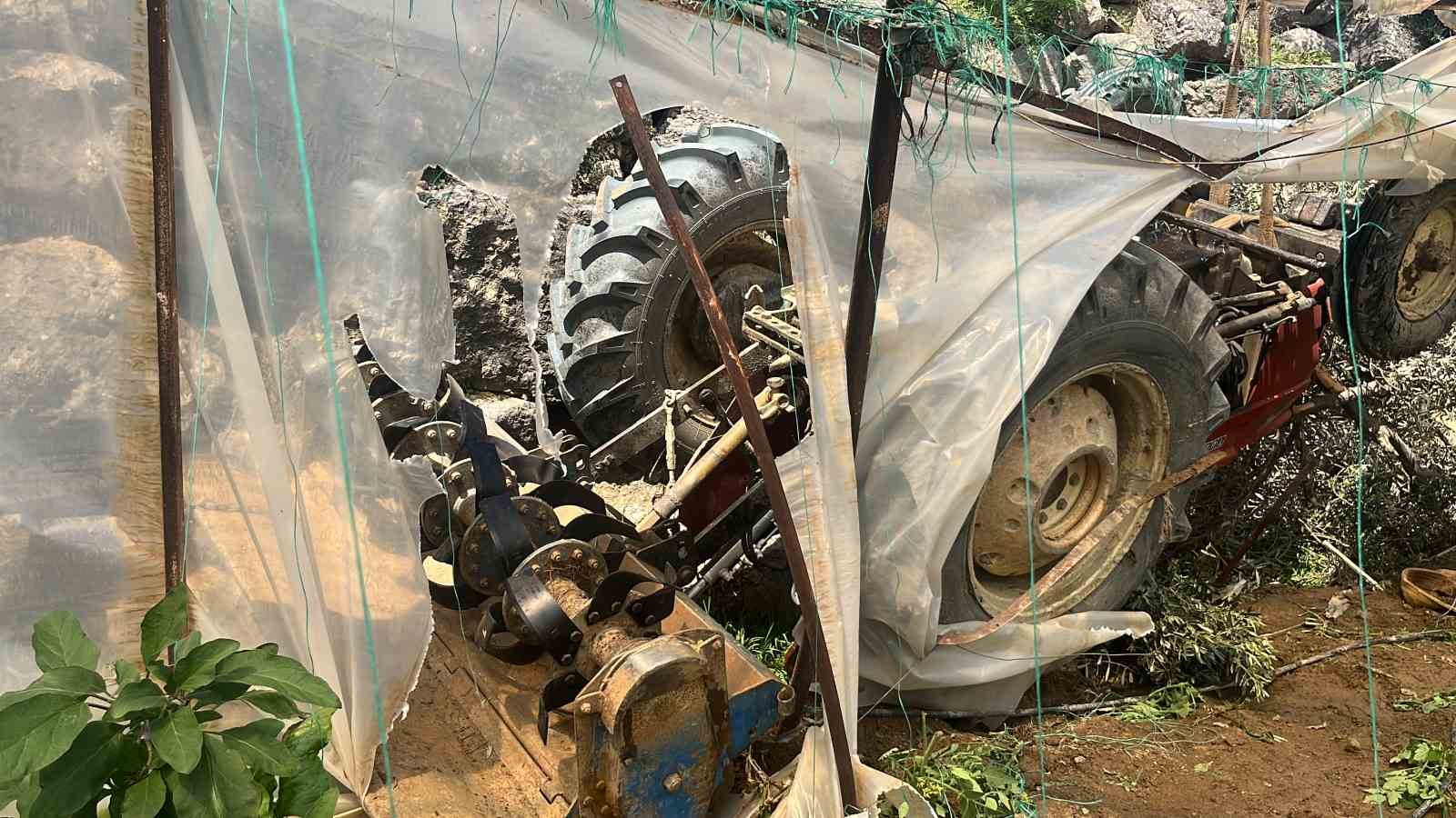 traktor yol kenarindaki seraya devrildi 1 olu 2 WaKSfqRJ