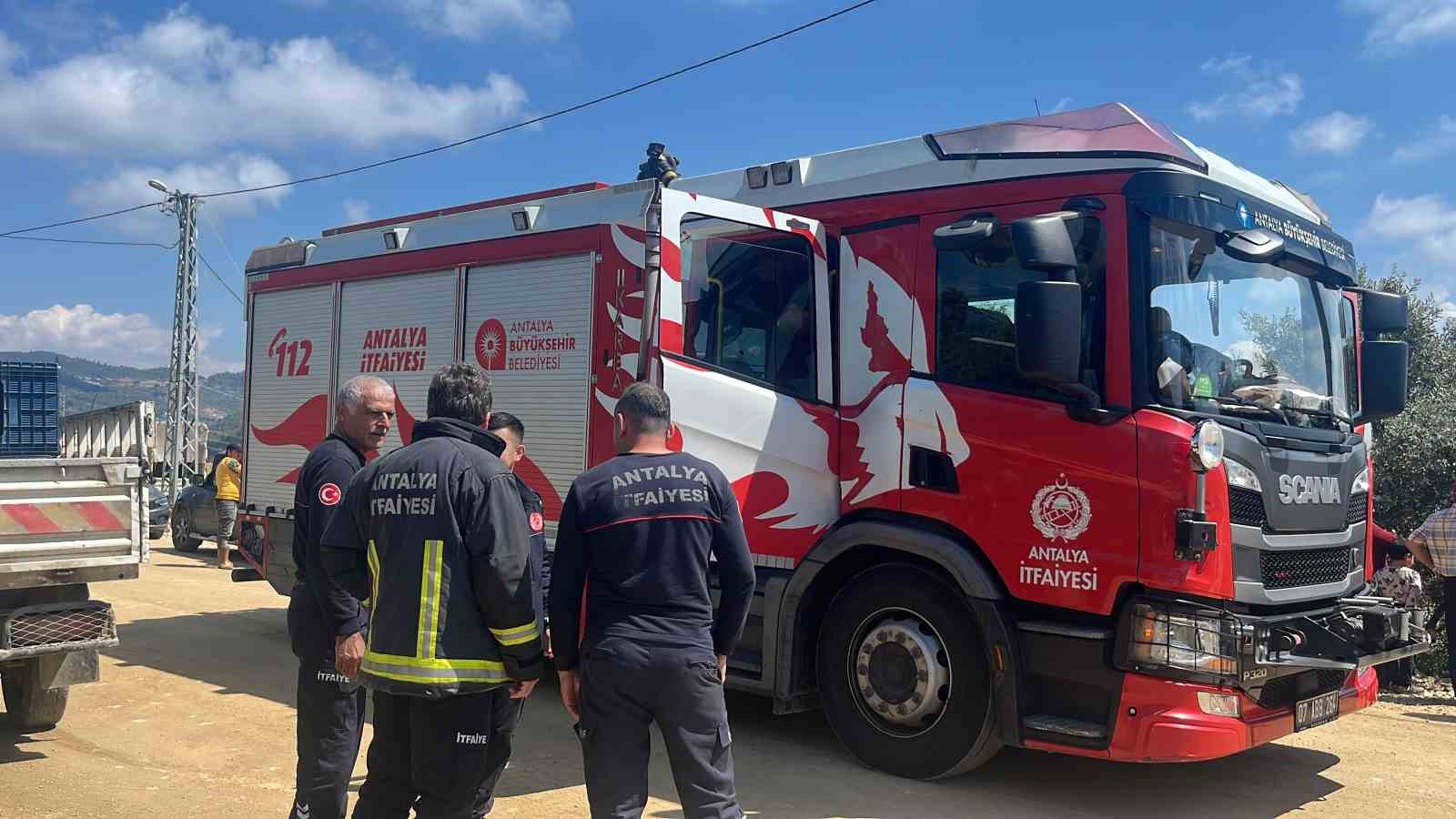 traktor yol kenarindaki seraya devrildi 1 olu 4 NvJSzjCN