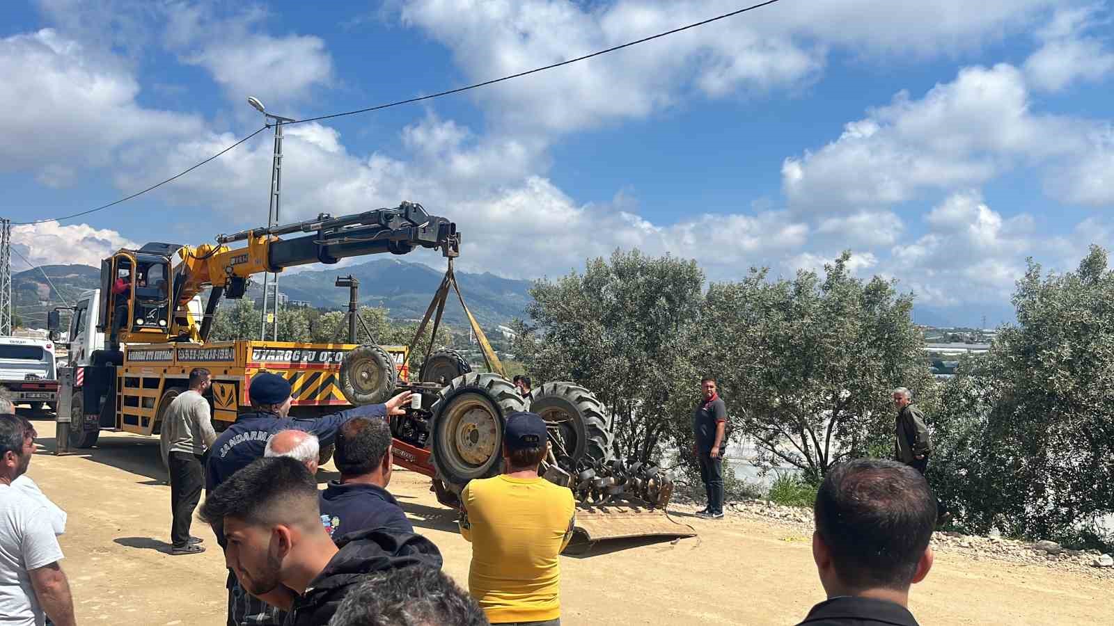 traktor yol kenarindaki seraya devrildi 1 olu 5 IpFODqnV