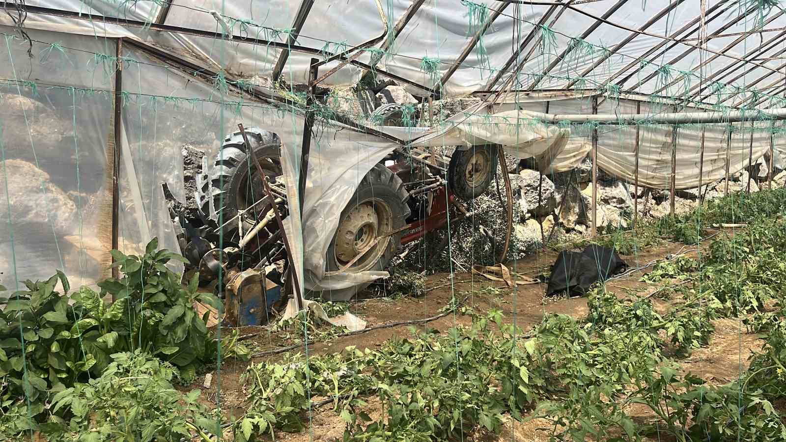 traktor yol kenarindaki seraya devrildi 1 olu 6 zpEzUs4e