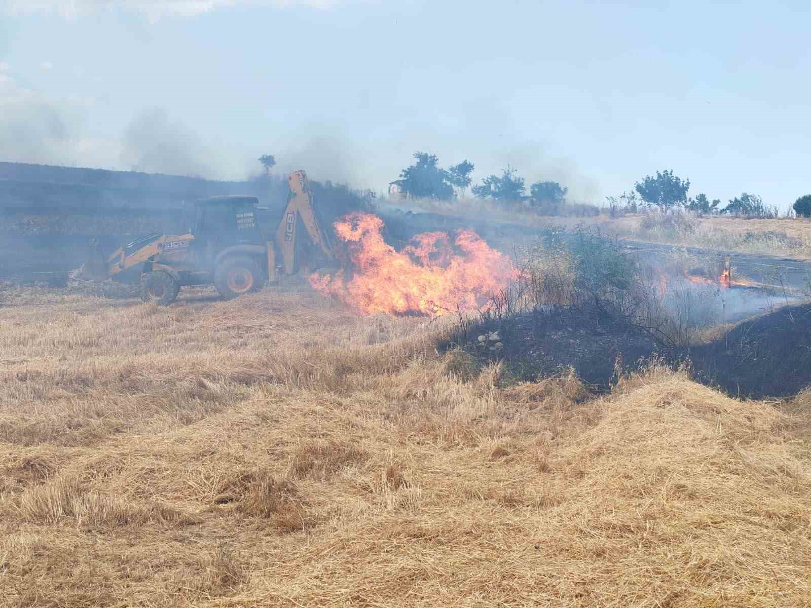Traktörden sıçrayan kıvılcım tarlayı yaktı 4 traktorden sicrayan kivilcim tarlayi yakti 0 fdCEMD72