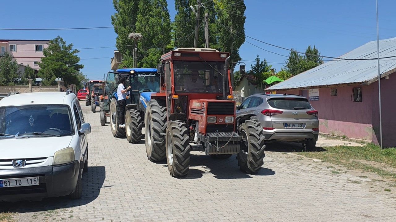 traktorlerle konvoy yapilan dugundeki surprizler davetlileri kahkahaya bogdu 0 6mCpnSwQ