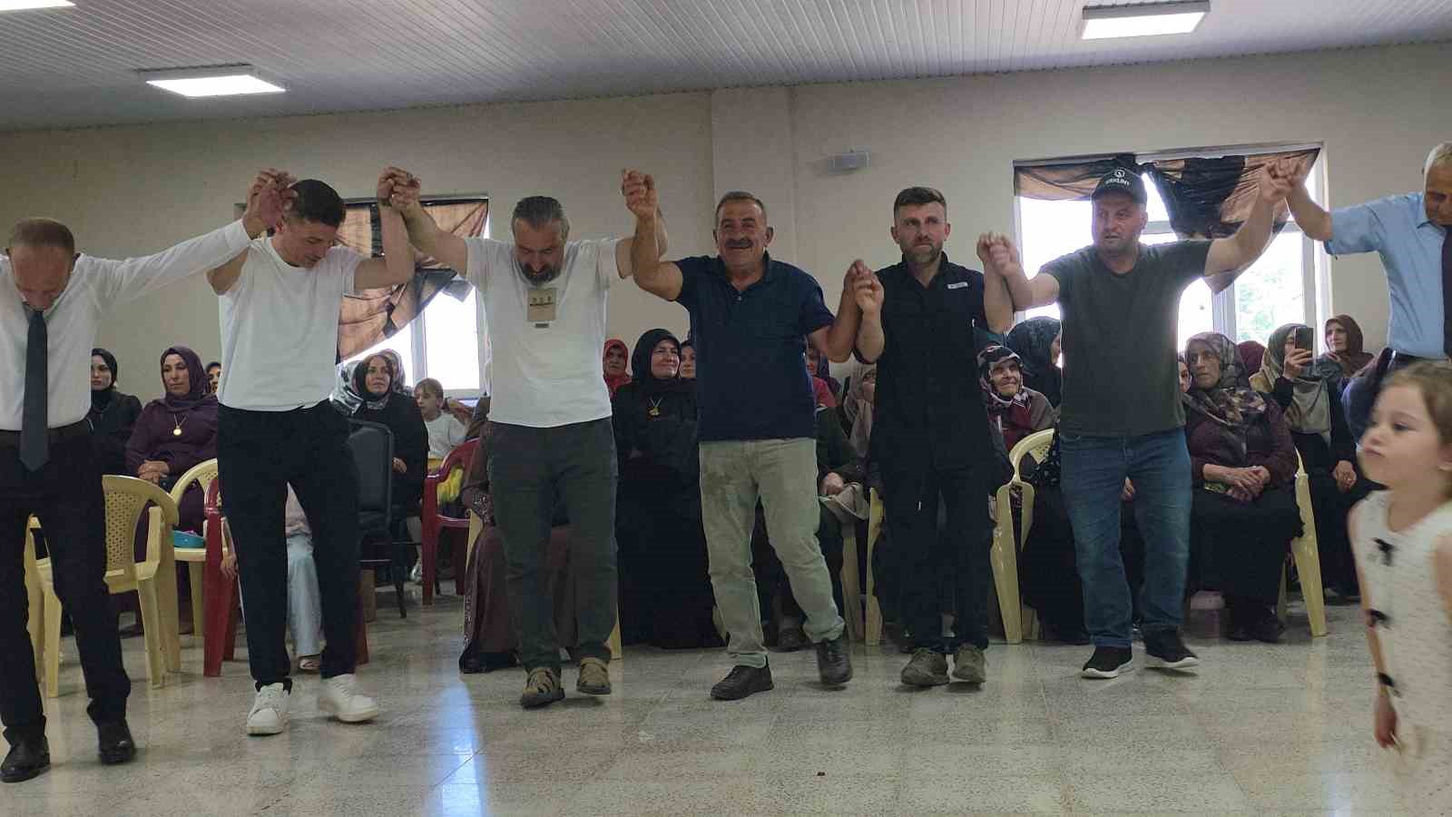 traktorlerle konvoy yapilan dugundeki surprizler davetlileri kahkahaya bogdu 2 1kReEcz5
