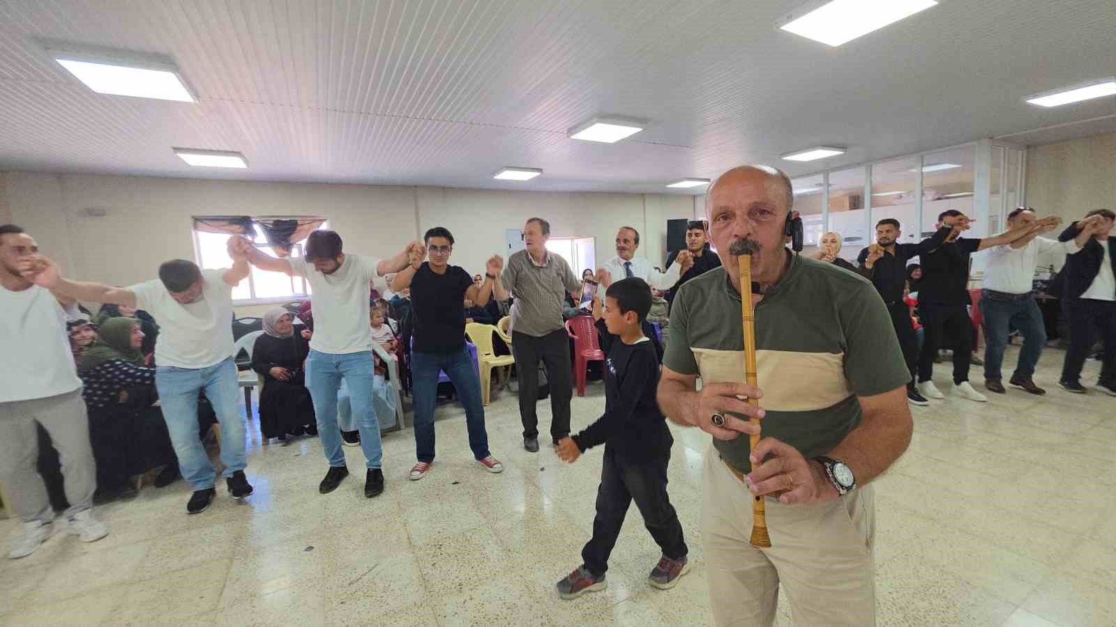 traktorlerle konvoy yapilan dugundeki surprizler davetlileri kahkahaya bogdu 3 IqLgUWUH