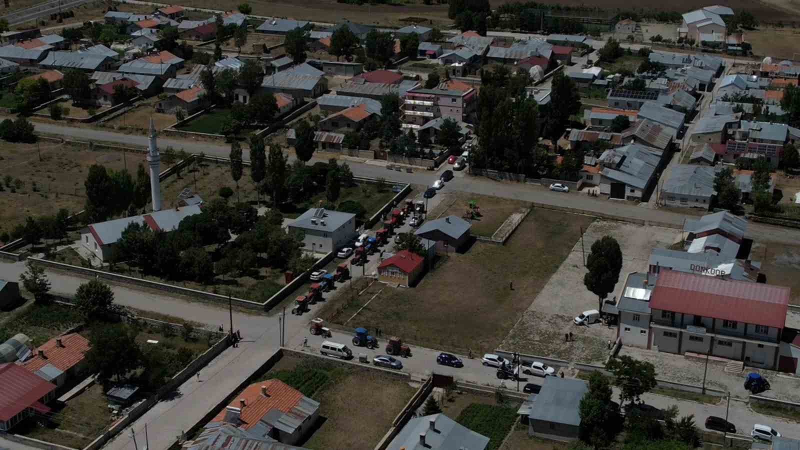 traktorlerle konvoy yapilan dugundeki surprizler davetlileri kahkahaya bogdu 8 YGgma2Y6