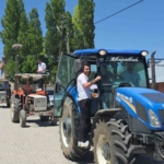 traktorlerle-konvoy-yapilan-dugundeki-surprizler-davetlileri-kahkahaya-bogdu-BHksZXDu.jpg