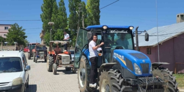 traktorlerle-konvoy-yapilan-dugundeki-surprizler-davetlileri-kahkahaya-bogdu-BHksZXDu.jpg