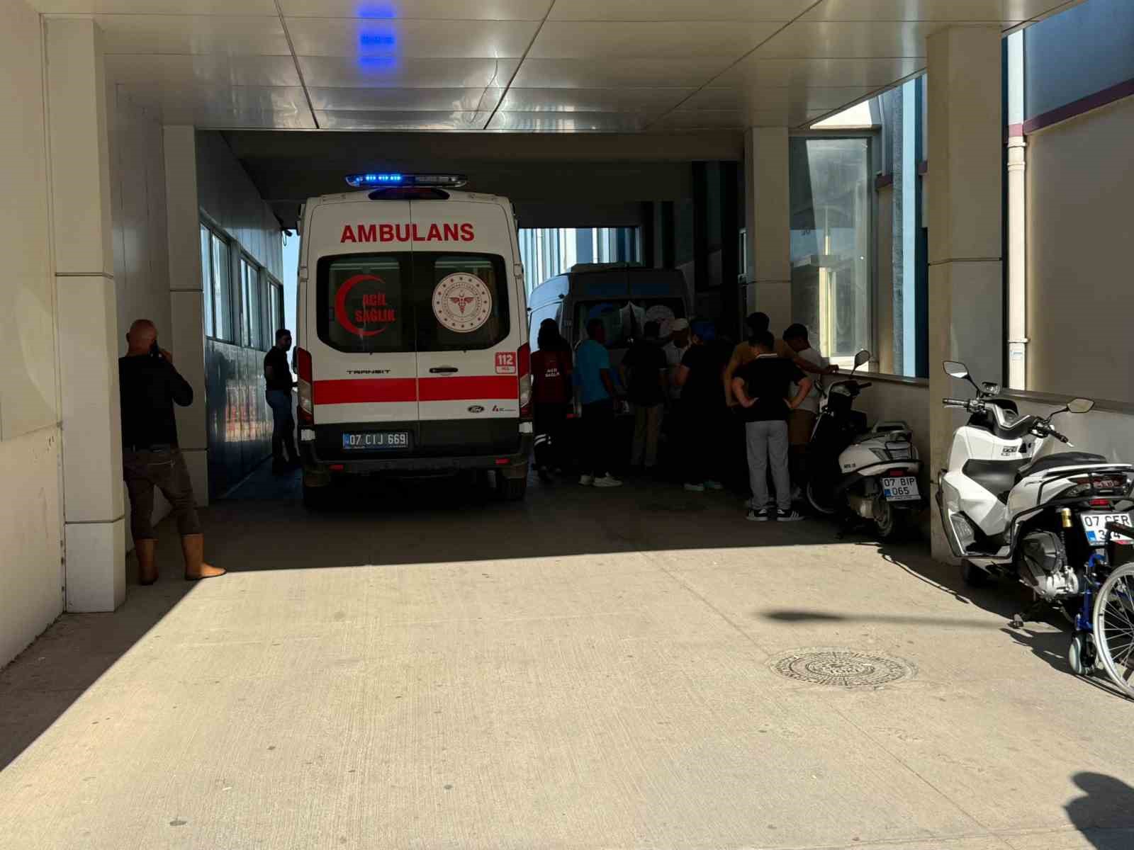 traktorun altinda kalmaktan saniyelerle kurtuldular kazaya sebep olan surucu kacti 3 e7C8aHAr