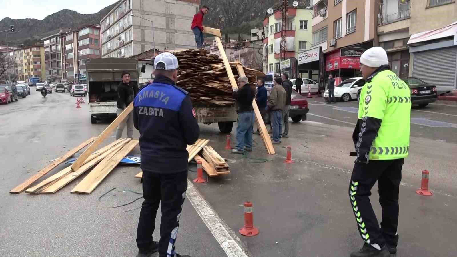 Traktörün devrilen römorkundaki keresteler yola dağıldı: O anlar kamerada 5 traktorun devrilen romorkundaki keresteler yola dagildi o anlar kamerada 1 hpzpvAZl