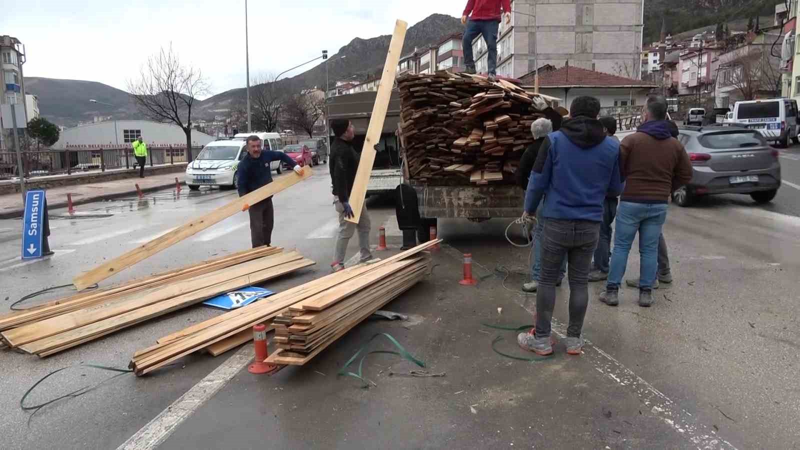 Traktörün devrilen römorkundaki keresteler yola dağıldı: O anlar kamerada 6 traktorun devrilen romorkundaki keresteler yola dagildi o anlar kamerada 2 XtGQcNnP