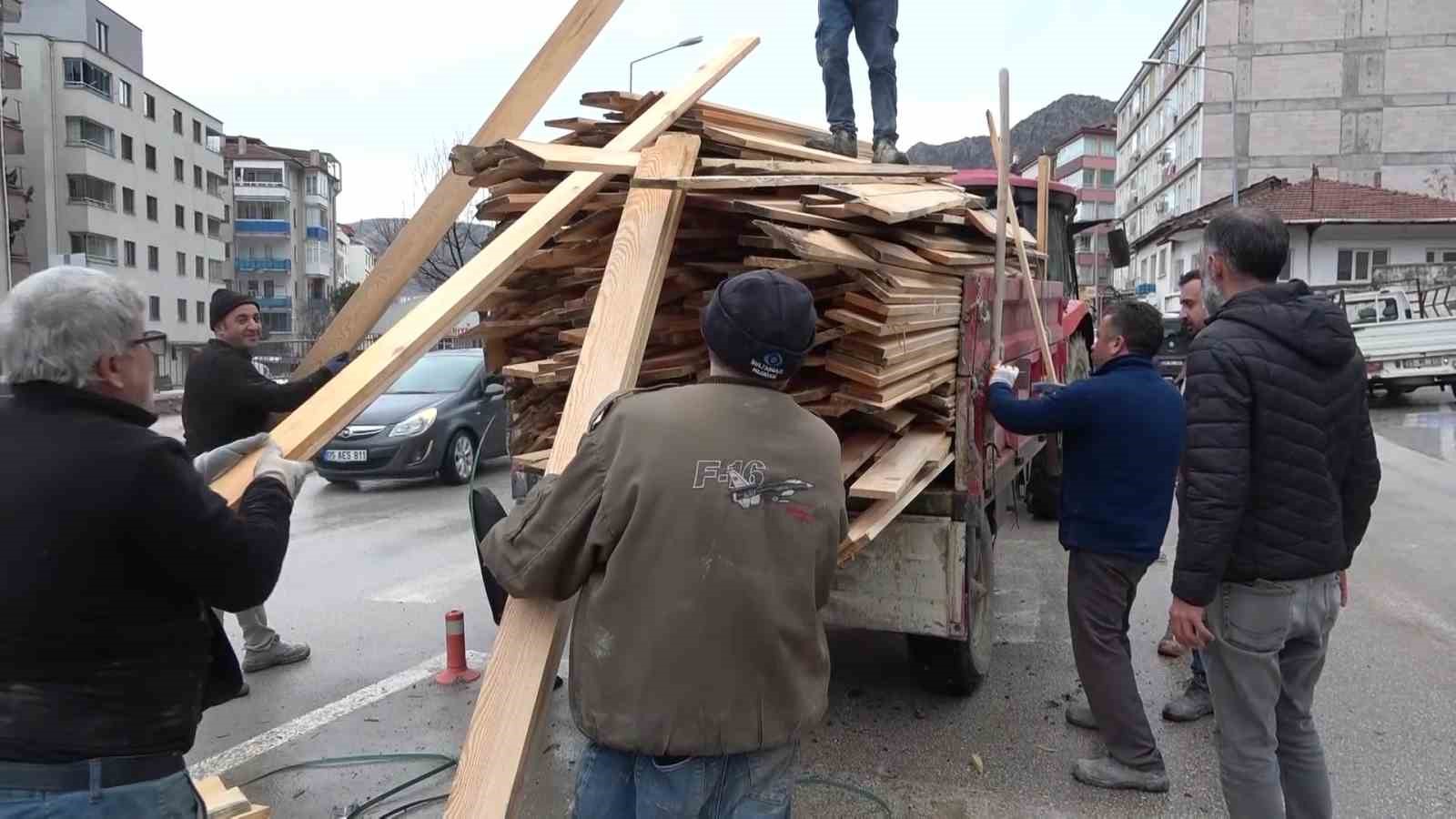 Traktörün devrilen römorkundaki keresteler yola dağıldı: O anlar kamerada 7 traktorun devrilen romorkundaki keresteler yola dagildi o anlar kamerada 3 pXBYXDFn
