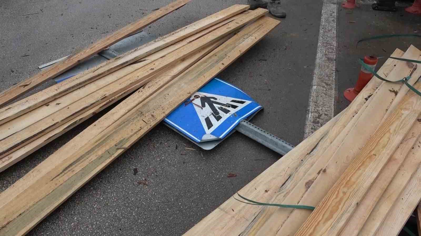 Traktörün devrilen römorkundaki keresteler yola dağıldı: O anlar kamerada 8 traktorun devrilen romorkundaki keresteler yola dagildi o anlar kamerada 4