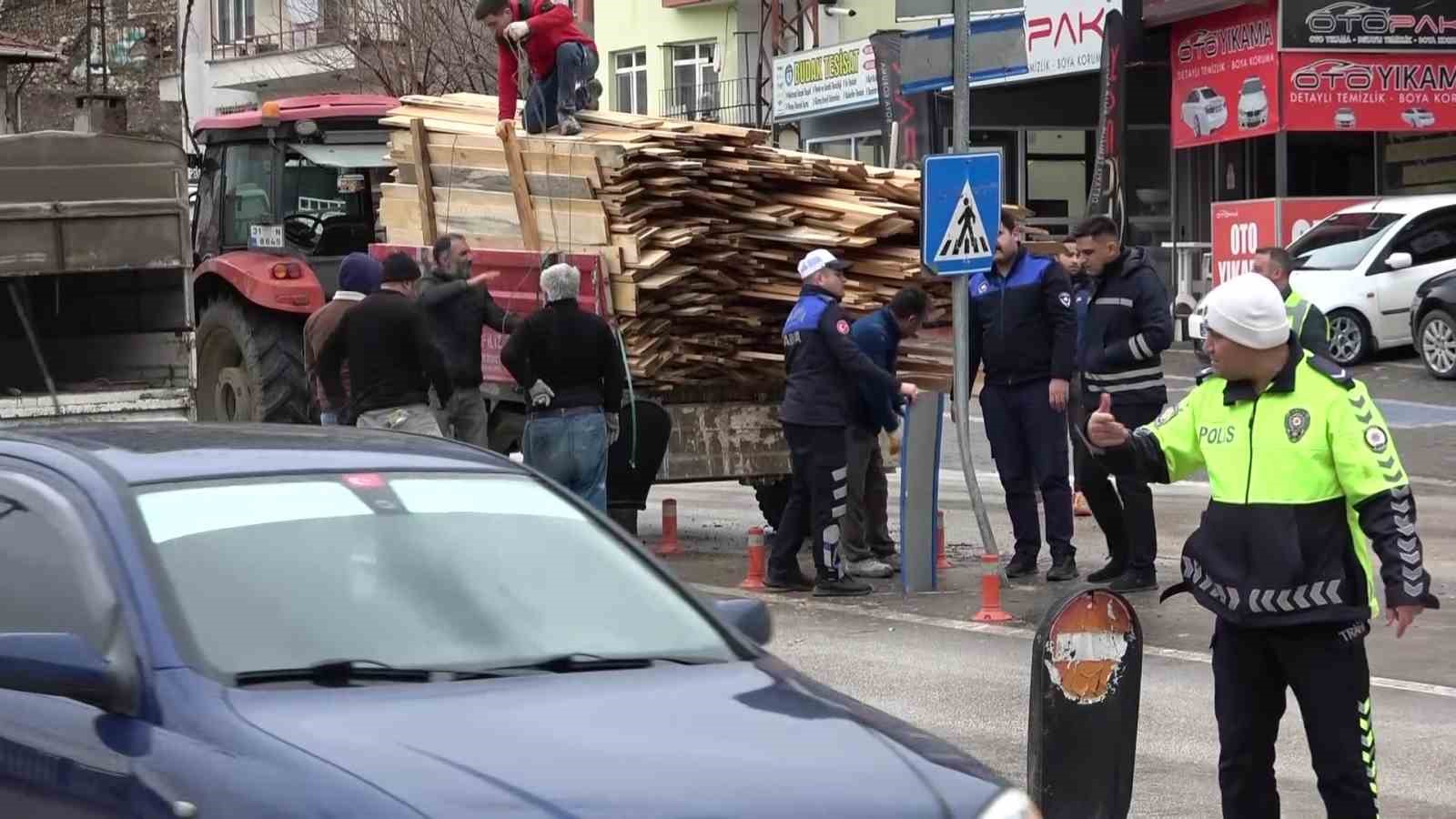 Traktörün devrilen römorkundaki keresteler yola dağıldı: O anlar kamerada 9 traktorun devrilen romorkundaki keresteler yola dagildi o anlar kamerada 5