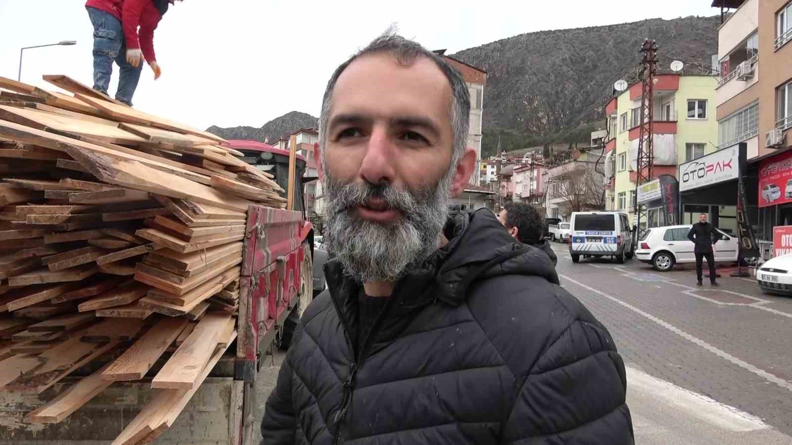 Traktörün devrilen römorkundaki keresteler yola dağıldı: O anlar kamerada 10 traktorun devrilen romorkundaki keresteler yola dagildi o anlar kamerada 6 85z7za17