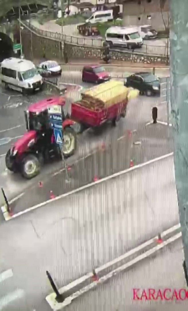Traktörün devrilen römorkundaki keresteler yola dağıldı: O anlar kamerada 11 traktorun devrilen romorkundaki keresteler yola dagildi o anlar kamerada 7 2X93276b