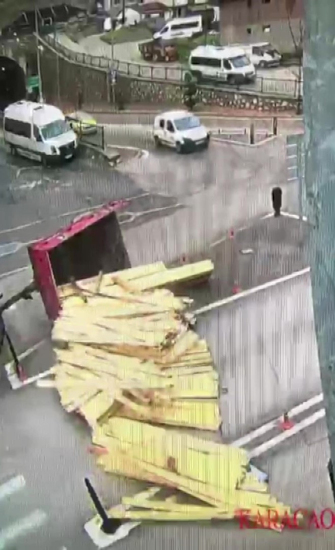 Traktörün devrilen römorkundaki keresteler yola dağıldı: O anlar kamerada 12 traktorun devrilen romorkundaki keresteler yola dagildi o anlar kamerada 8