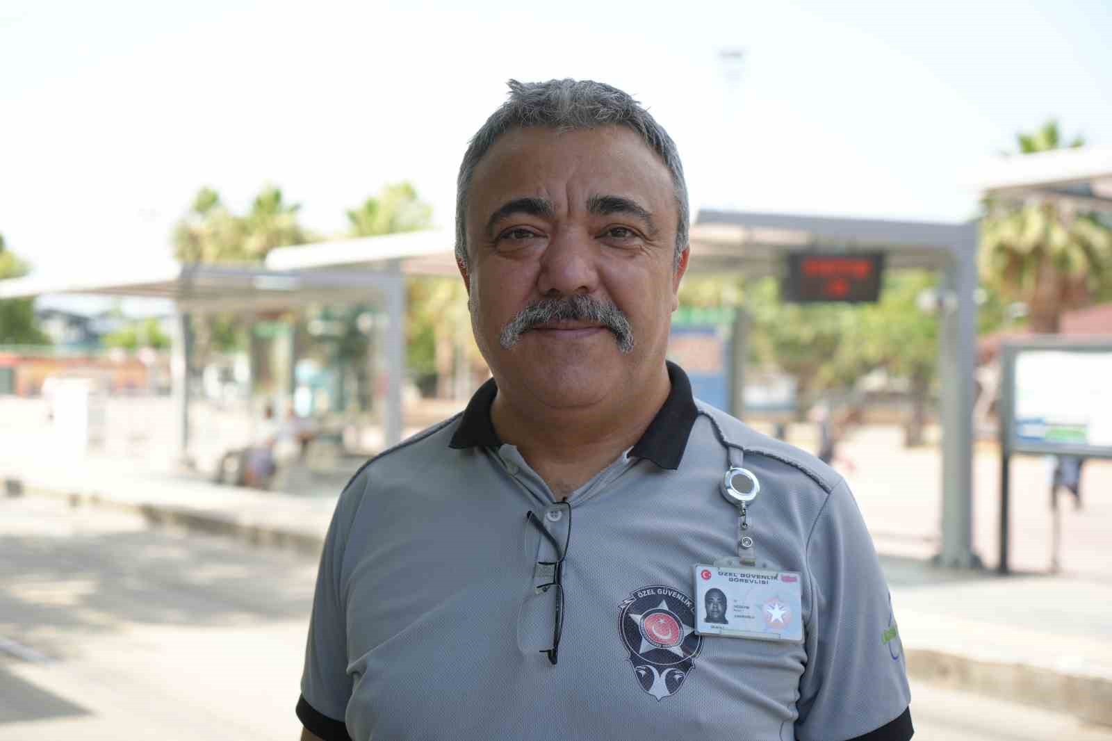 tramvay duragini mesken tutan kedi herkesin nese kaynagi oldu 5 LCCH54X8