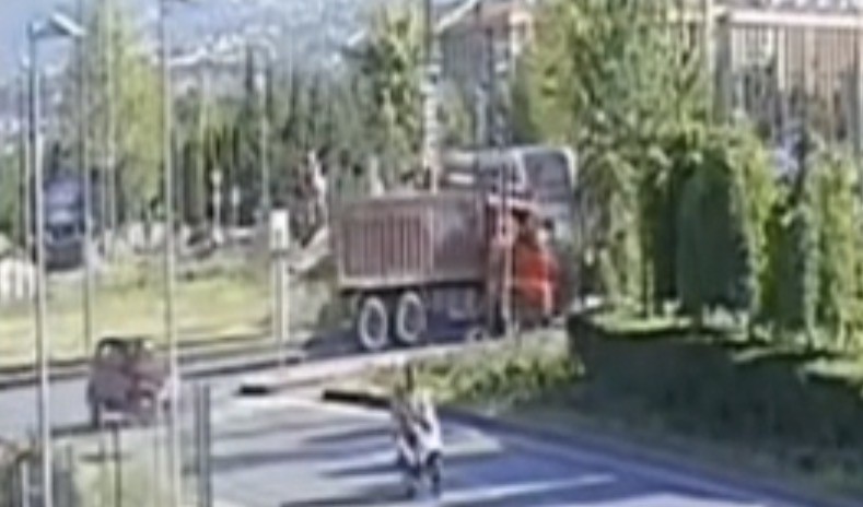 Tramvay ve kamyonun çarpıştığı kaza kamerada 4 tramvay ve kamyonun carpistigi kaza kamerada 0 jbrmKDBC