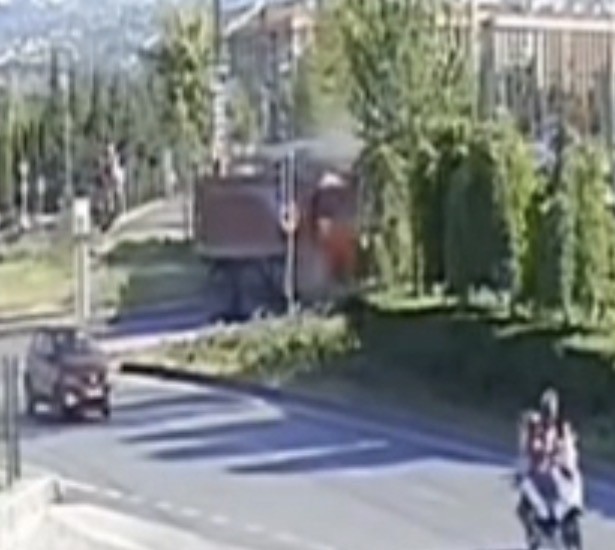 Tramvay ve kamyonun çarpıştığı kaza kamerada 5 tramvay ve kamyonun carpistigi kaza kamerada 1 v7RTKGbR