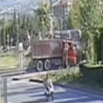 tramvay-ve-kamyonun-carpistigi-kaza-kamerada-4QMQwGEx.jpg