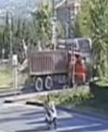 tramvay-ve-kamyonun-carpistigi-kaza-kamerada-4QMQwGEx.jpg