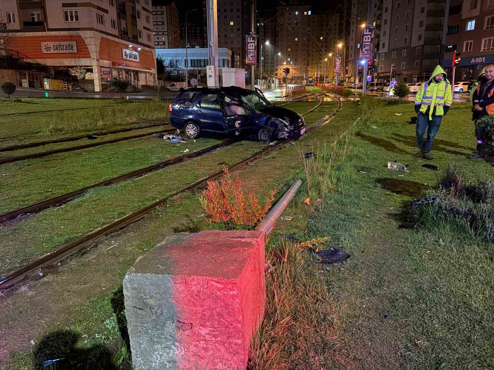 tramvay yoluna giren otomobil direge carparak durabildi 1 yarali 1 3mARKhyX