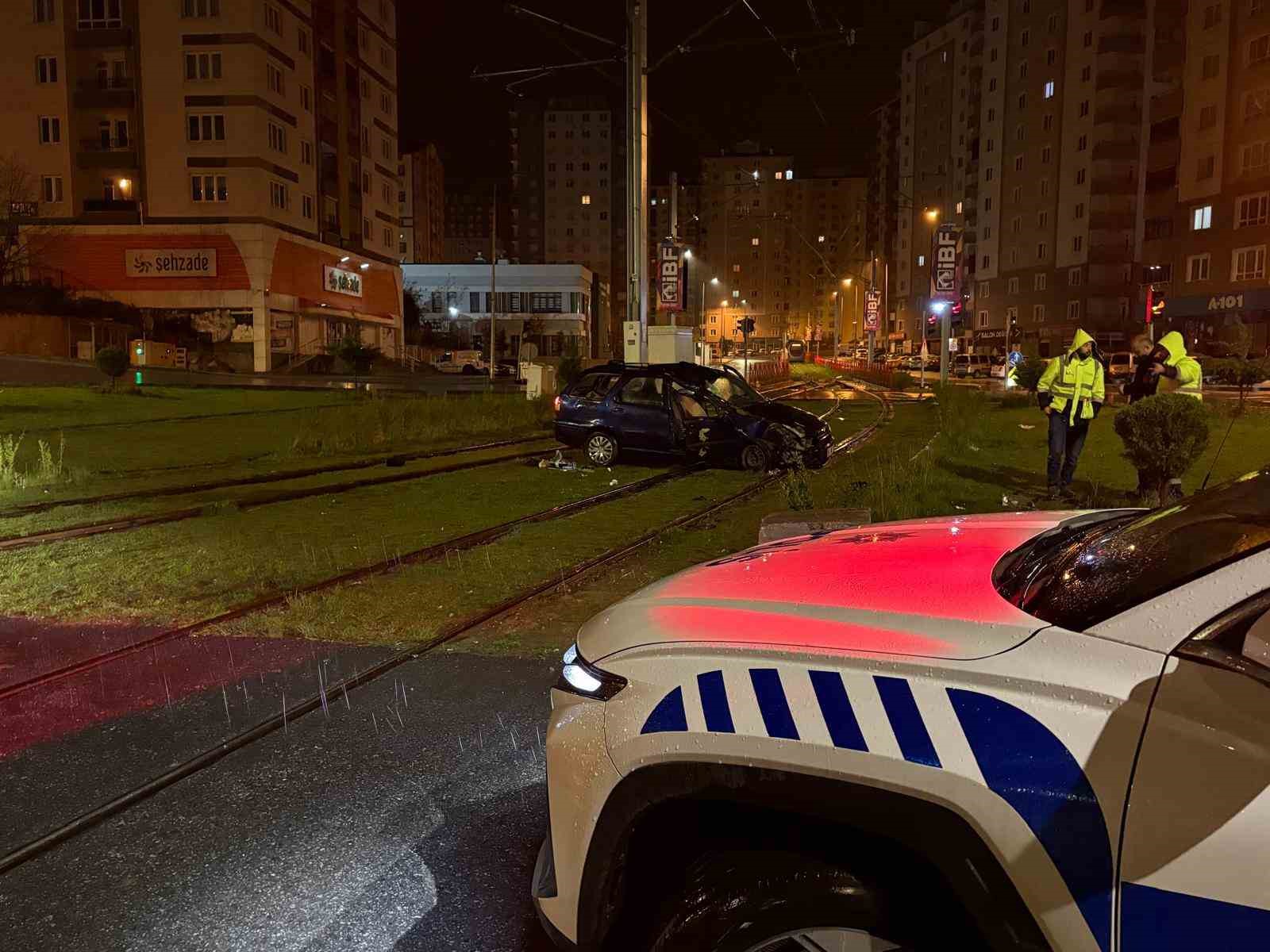 tramvay yoluna giren otomobil direge carparak durabildi 1 yarali 2 SWNG32Yr