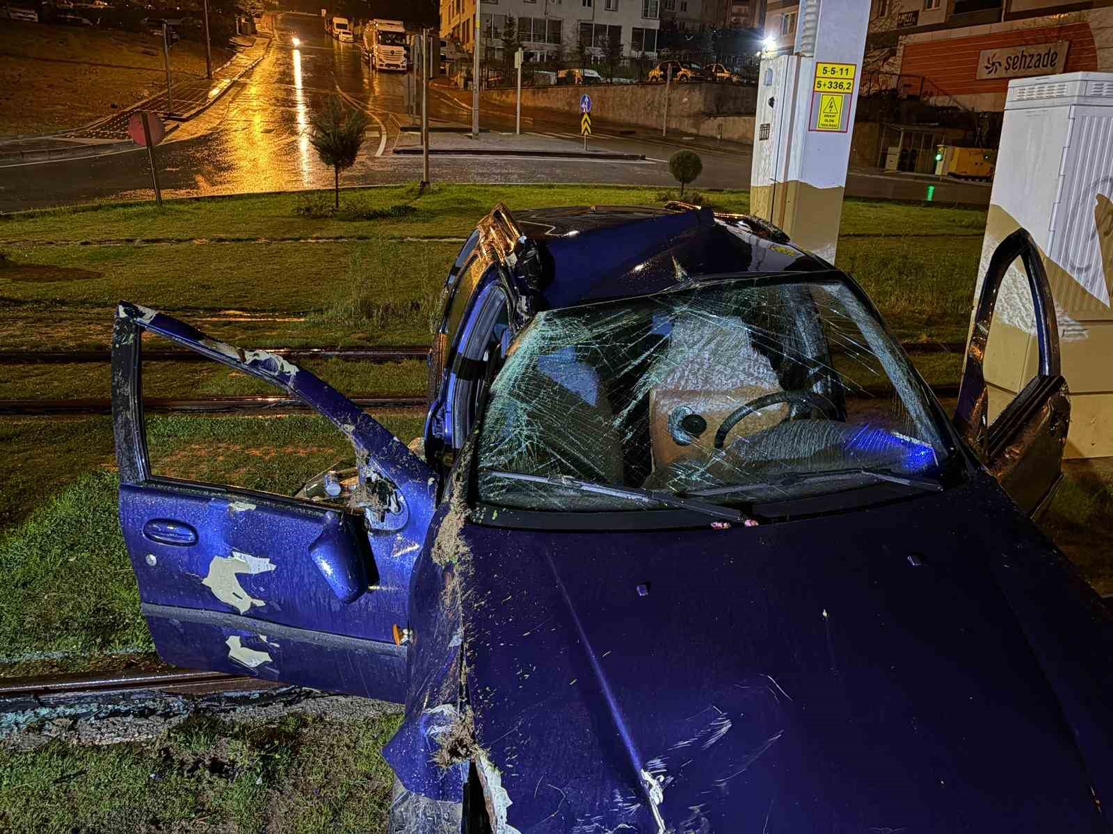 tramvay yoluna giren otomobil direge carparak durabildi 1 yarali 3 R4OFv2Fv