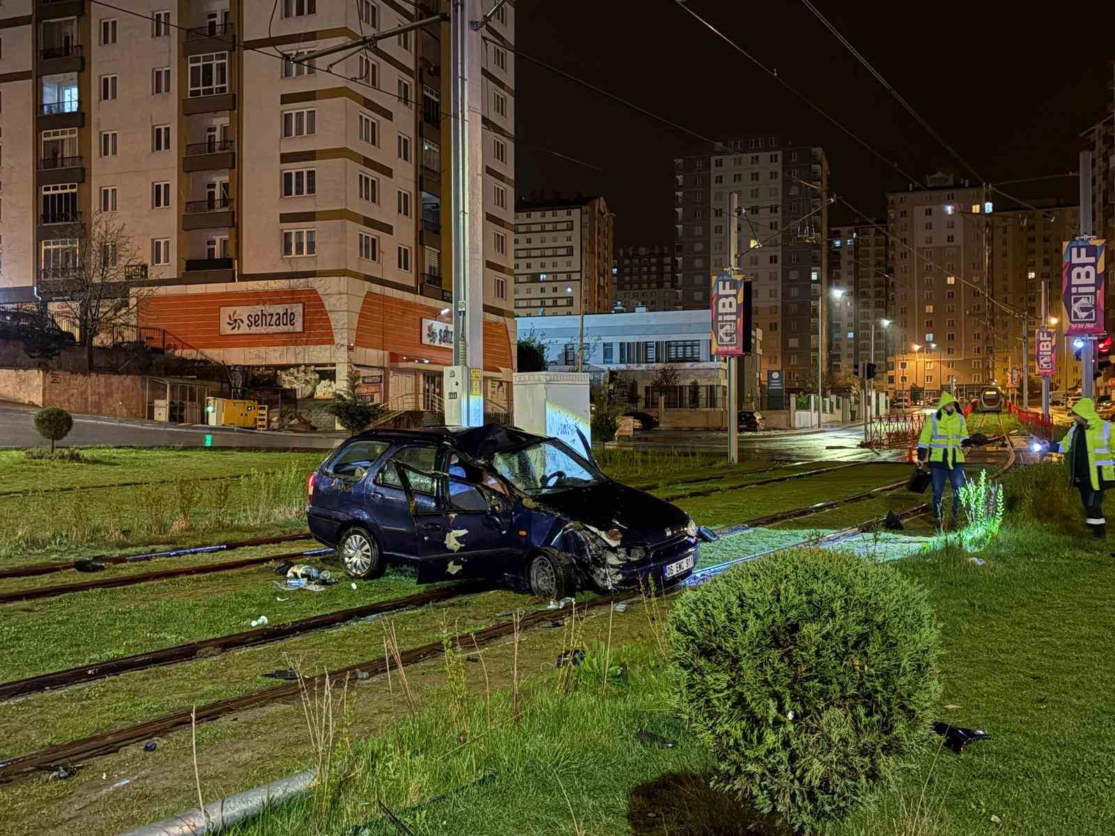 tramvay yoluna giren otomobil direge carparak durabildi 1 yarali 4 XZEgDLve