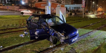 tramvay-yoluna-giren-otomobil-direge-carparak-durabildi-1-yarali-depgFEPn.jpg