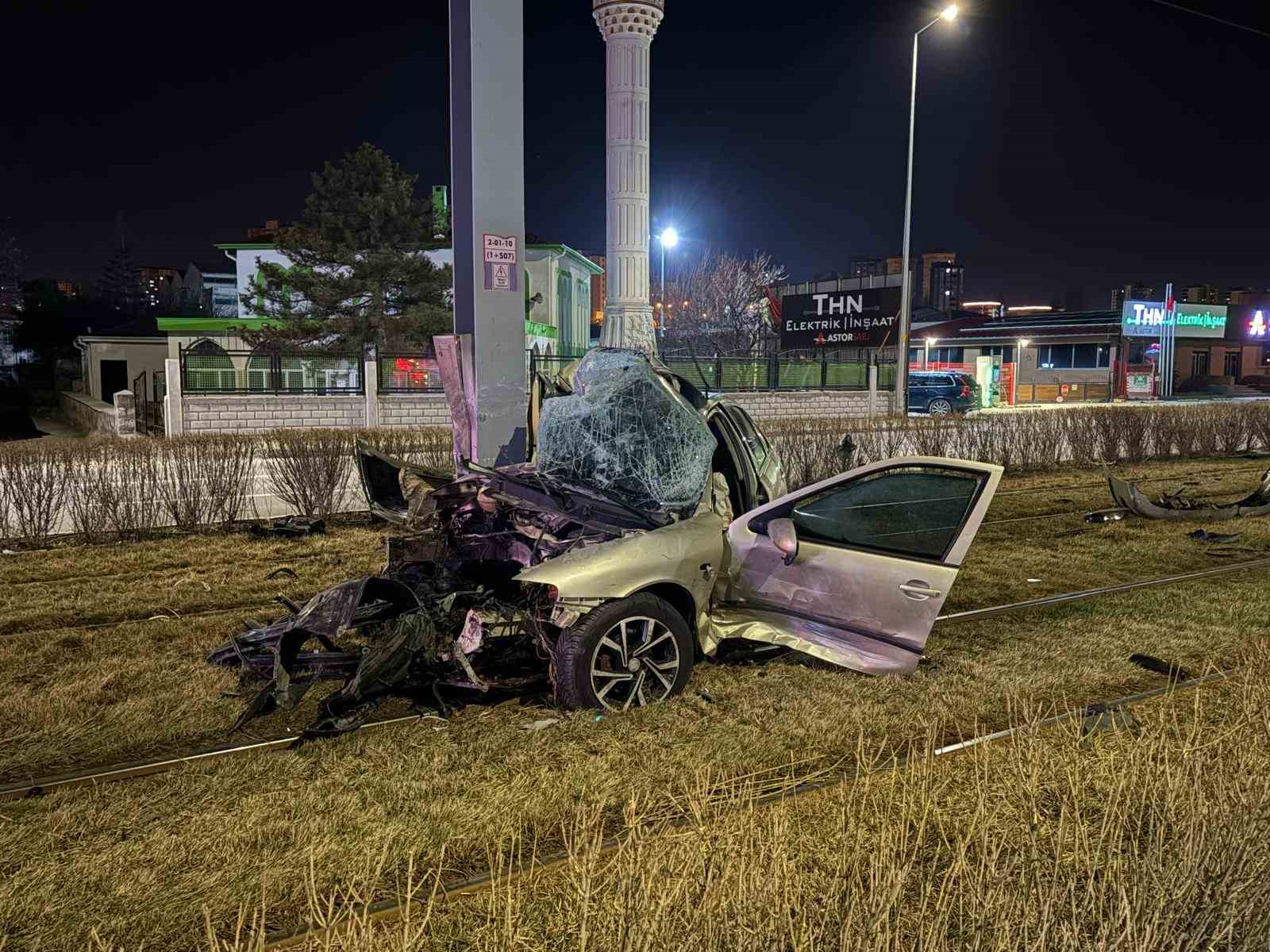 tramvay yolundaki direge carpan otomobil kagit gibi bukuldu 1 yarali 0 WvMi2ZI6