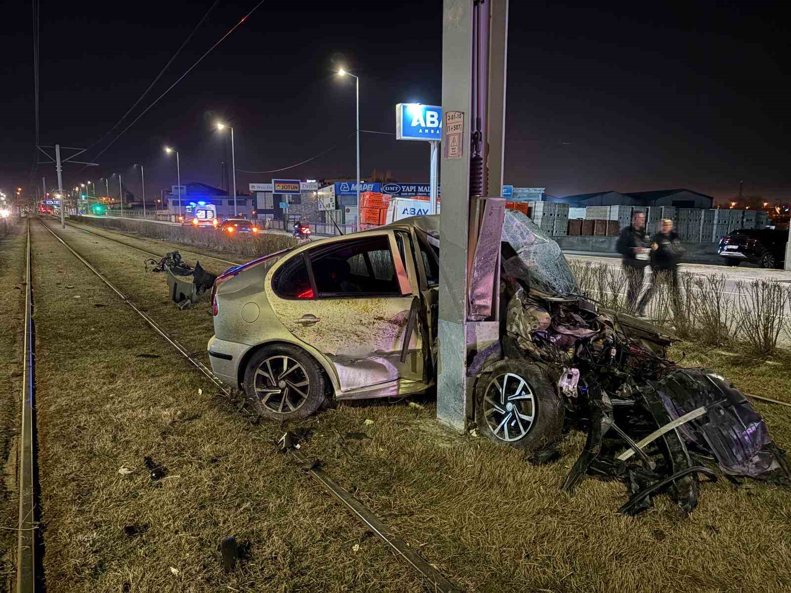 tramvay yolundaki direge carpan otomobil kagit gibi bukuldu 1 yarali 1