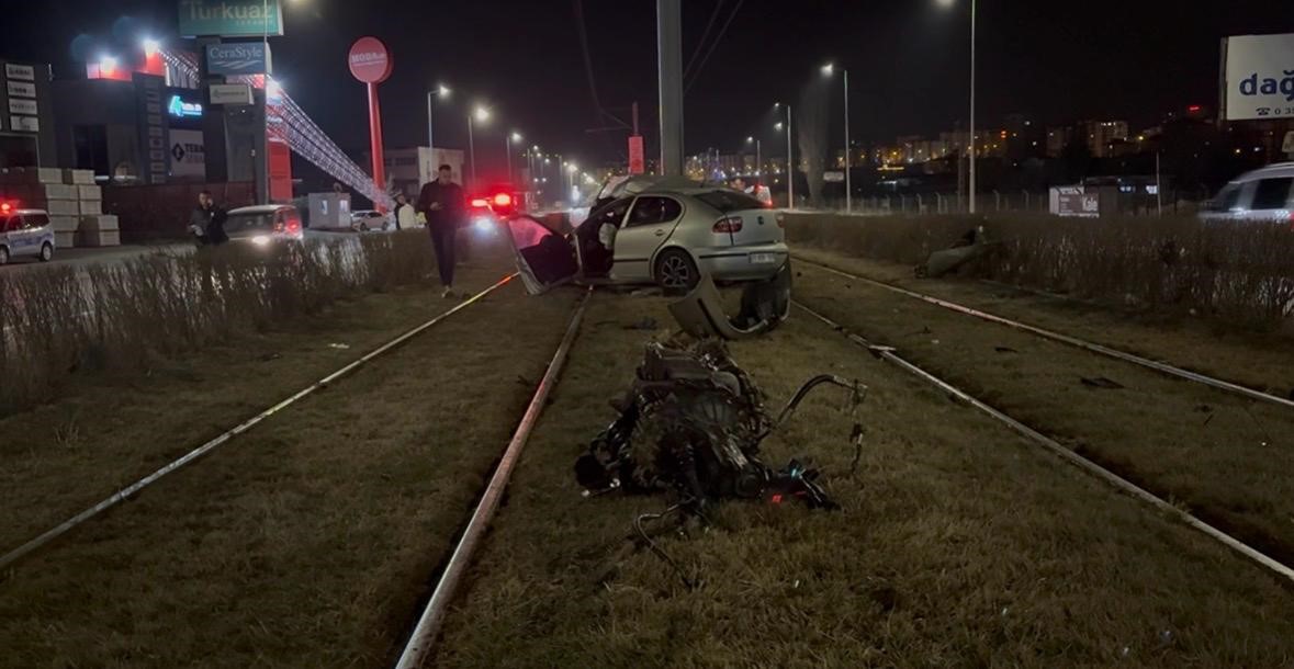 tramvay yolundaki direge carpan otomobil kagit gibi bukuldu 1 yarali 2 zQ9LvPfc