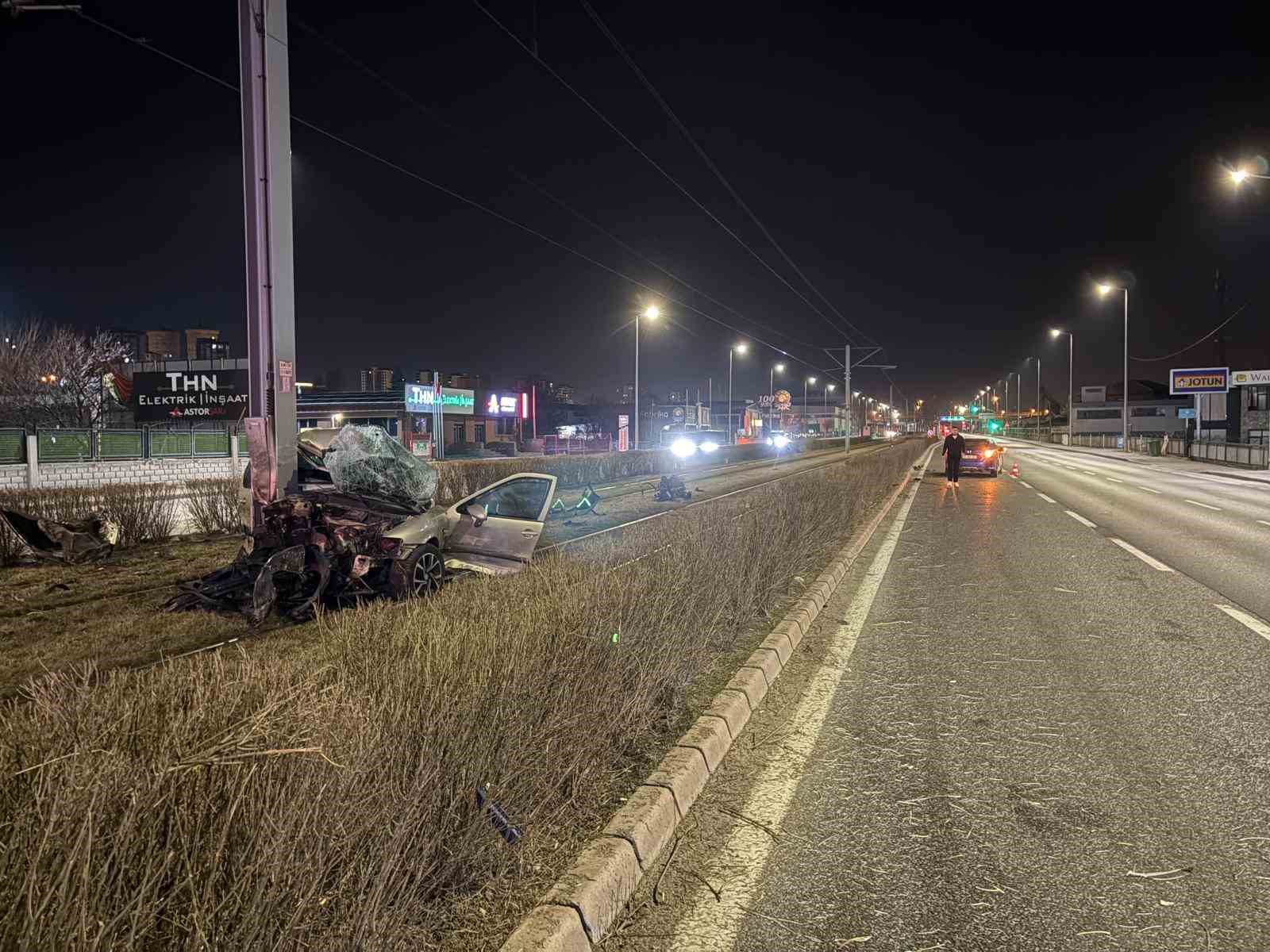 tramvay yolundaki direge carpan otomobil kagit gibi bukuldu 1 yarali 3 bAKv9Ywy