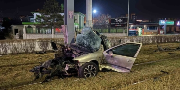 tramvay-yolundaki-direge-carpan-otomobil-kagit-gibi-bukuldu-1-yarali-Y1VZ7w5I.jpg
