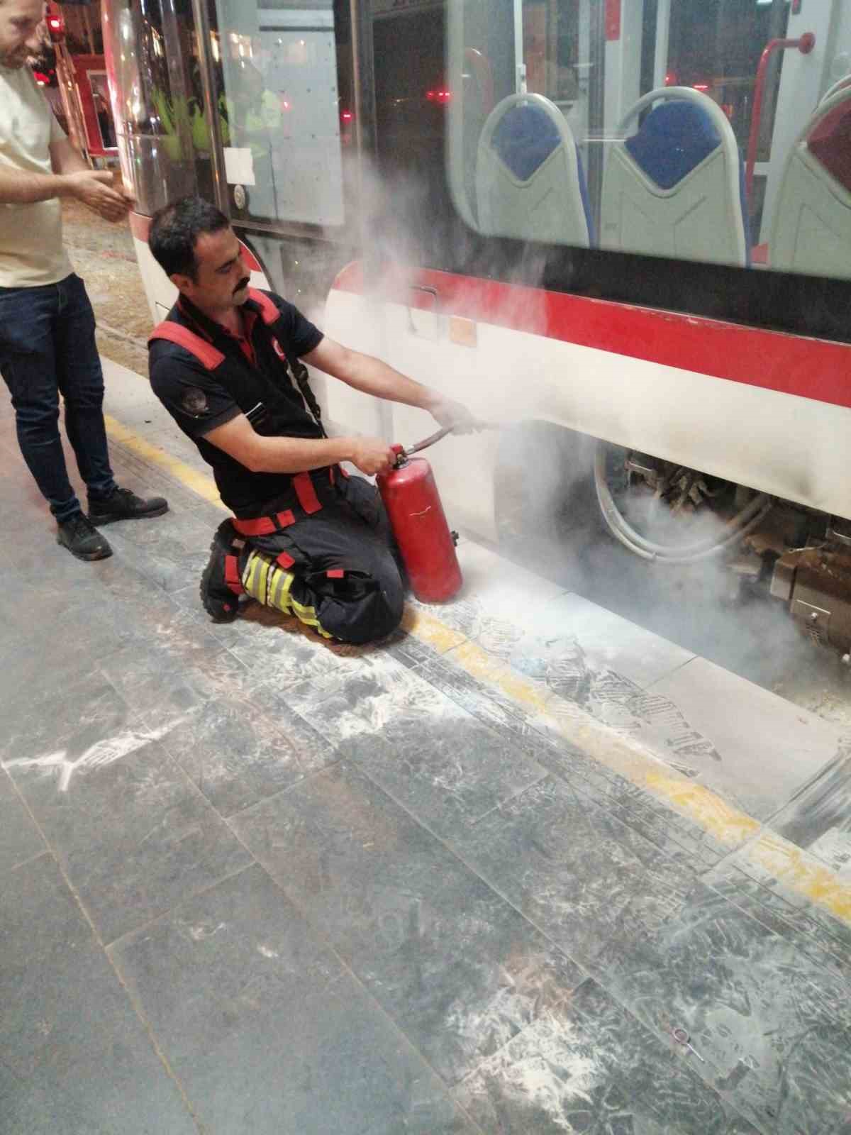 tramvayda yangin panigi 2 Y4cBdrBL