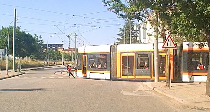 tramvaydan tutunarak paten kayan cocuklarin tehlikeli yolculugu 0 15HthlPu