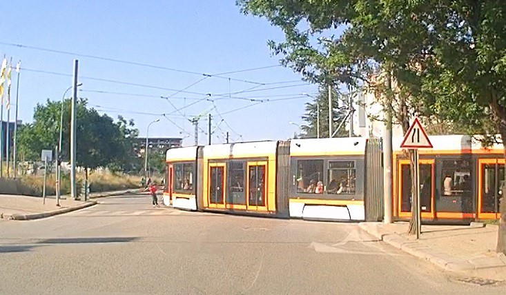 tramvaydan tutunarak paten kayan cocuklarin tehlikeli yolculugu 1 jHcTIJOI