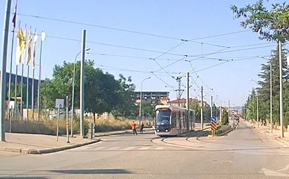 tramvaydan tutunarak paten kayan cocuklarin tehlikeli yolculugu 2 EOKWmY76