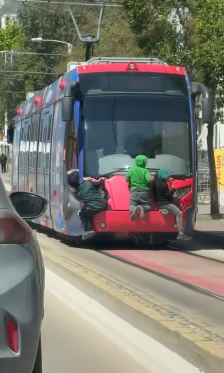 Tramvayın arkasına tutunan çocuklar yürekleri ağza getirdi 4 tramvayin arkasina tutunan cocuklar yurekleri agza getirdi 0 dhfn5RmH