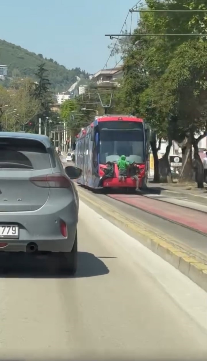 Tramvayın arkasına tutunan çocuklar yürekleri ağza getirdi 5 tramvayin arkasina tutunan cocuklar yurekleri agza getirdi 1 bv5lFvUt